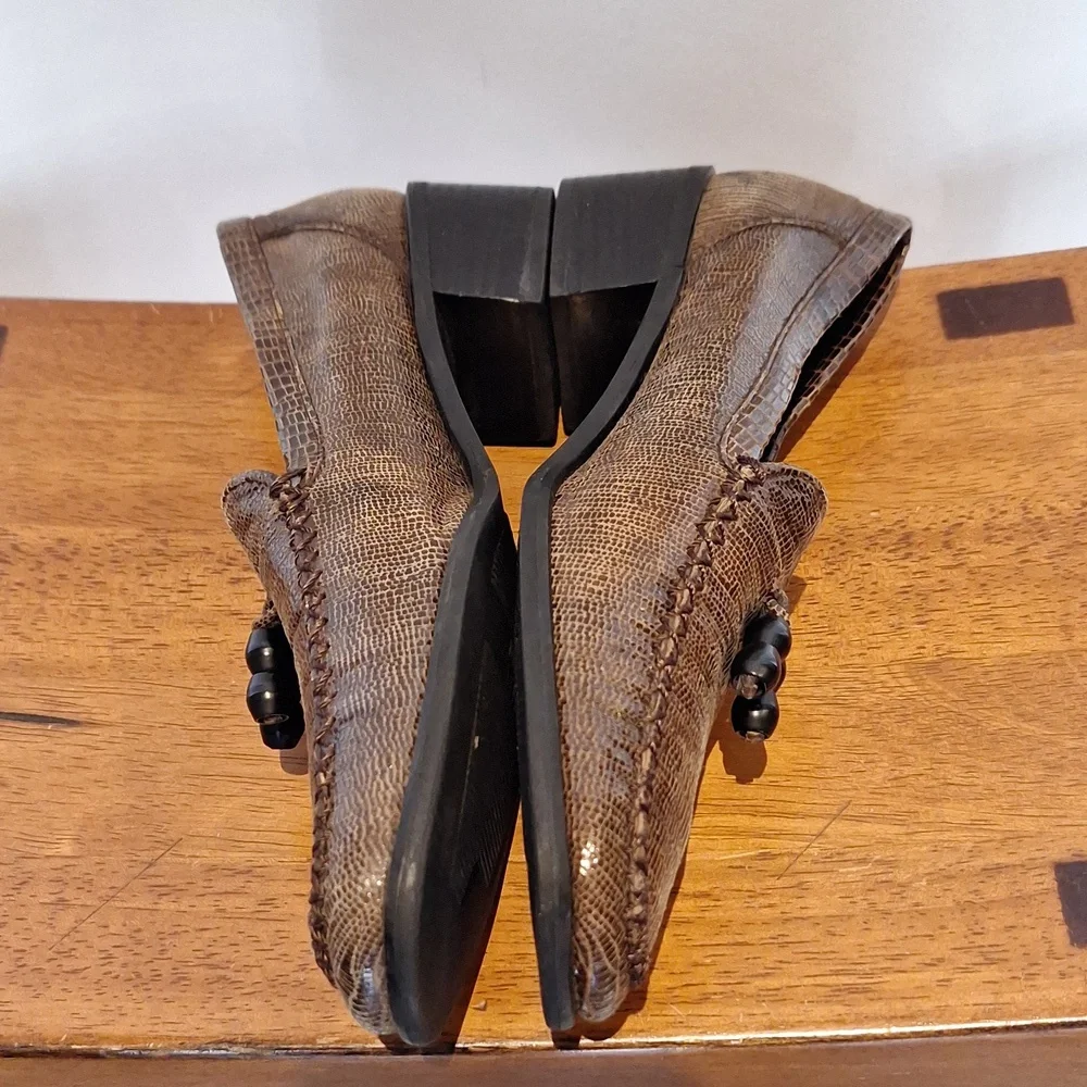 Stuart Weitzman brown faux alligator loafers with tassels size 6.5AA